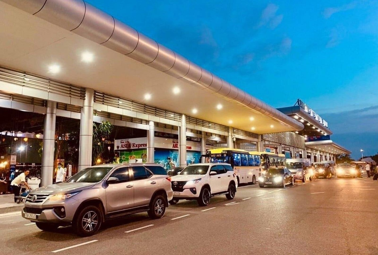 Thuê Xe Sân Bay Tân Sơn Nhất – Dịch Vụ Chuyên Nghiệp, Giá Tốt Nhất